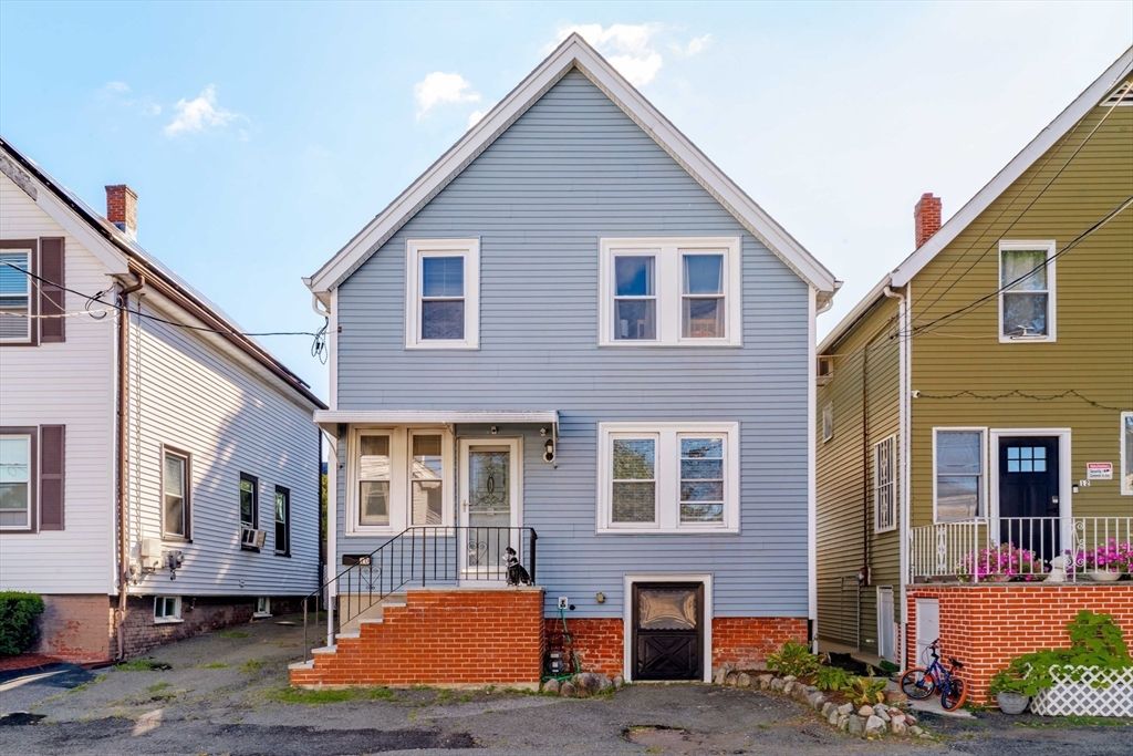 Exterior, Facade, Rowhouse