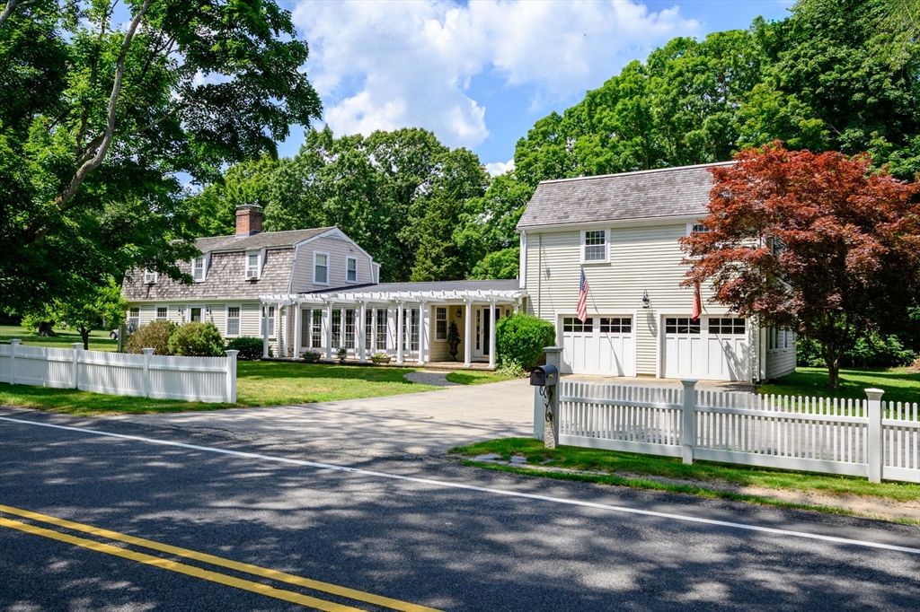 Attached, Exterior, Facade, Cape Cod