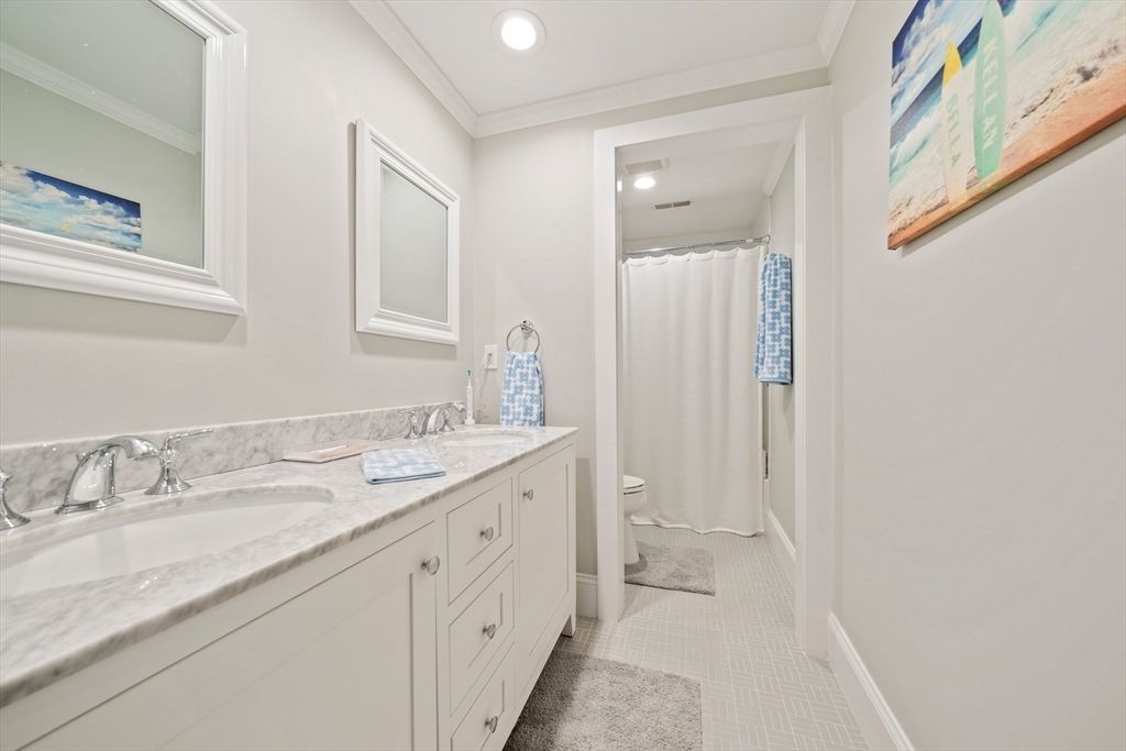 Bathroom, Dual Sink Vanities, Interior, Recessed Lighting