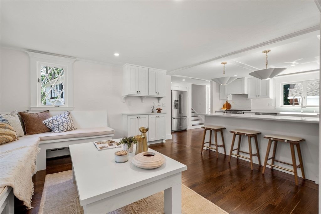 Interior, Kitchen, Living room, Pendant Lights, Recessed Lighting, Wood Texture Flooring