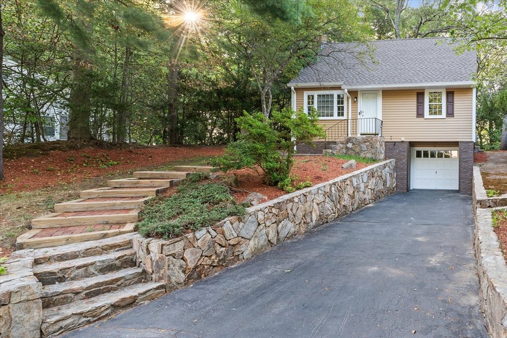 Attached, Exterior, Facade, Raised Ranch