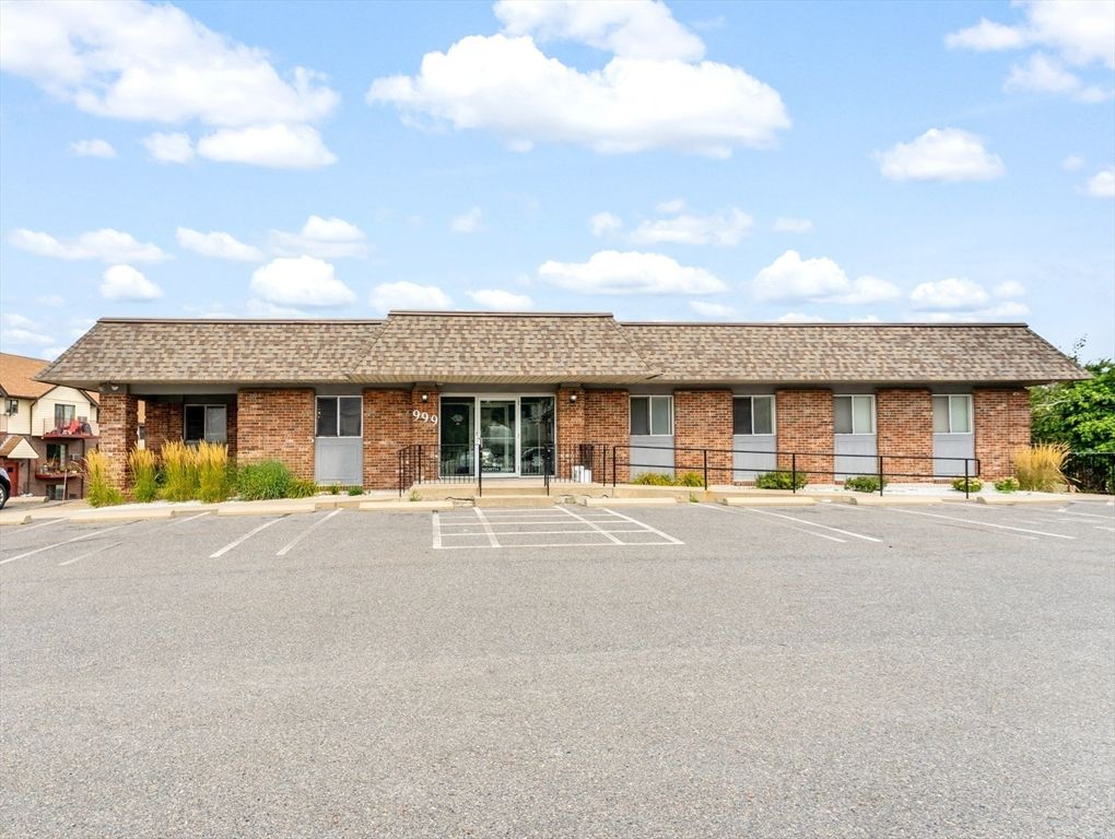 Exterior, Facade, Brick Facade, Ranch