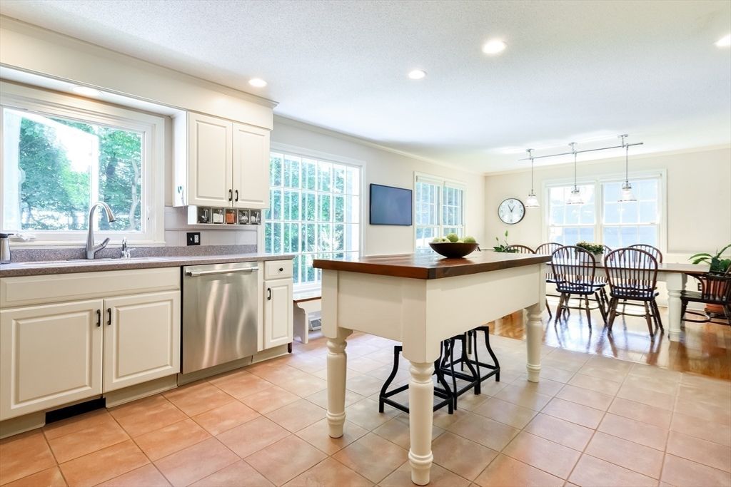 Dining room, Interior, Kitchen, Pendant Lights, Recessed Lighting, Stainless Steel Appliances