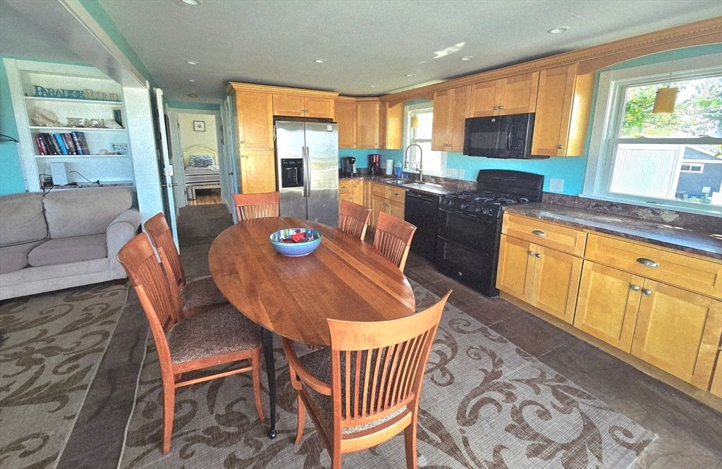 Dining room, Interior, Kitchen, Recessed Lighting, Stainless Steel Appliances