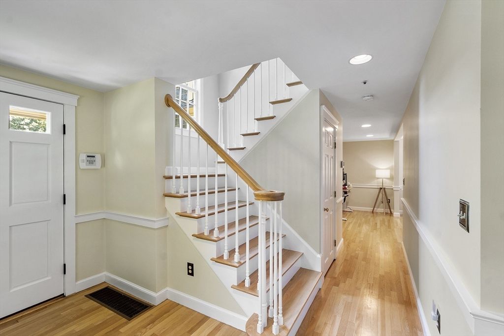 Interior, Recessed Lighting, Wood Texture Flooring
