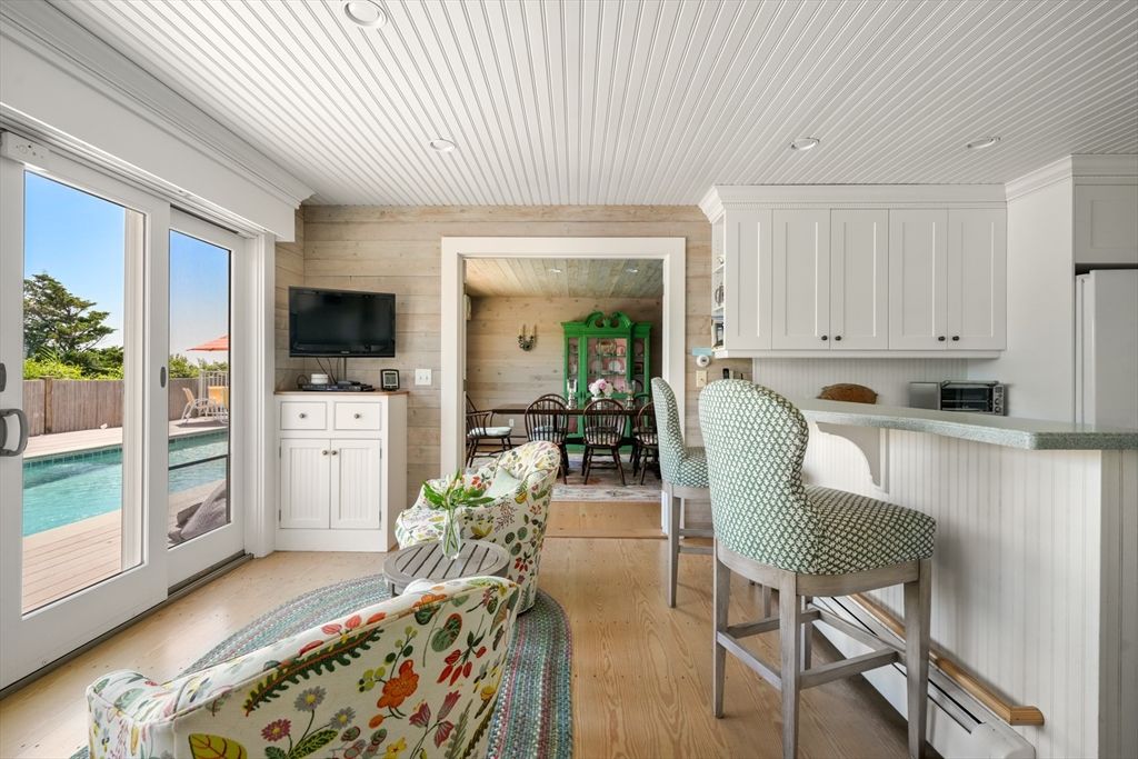 Dining room, Interior, Kitchen, Recessed Lighting, Wood Texture Flooring