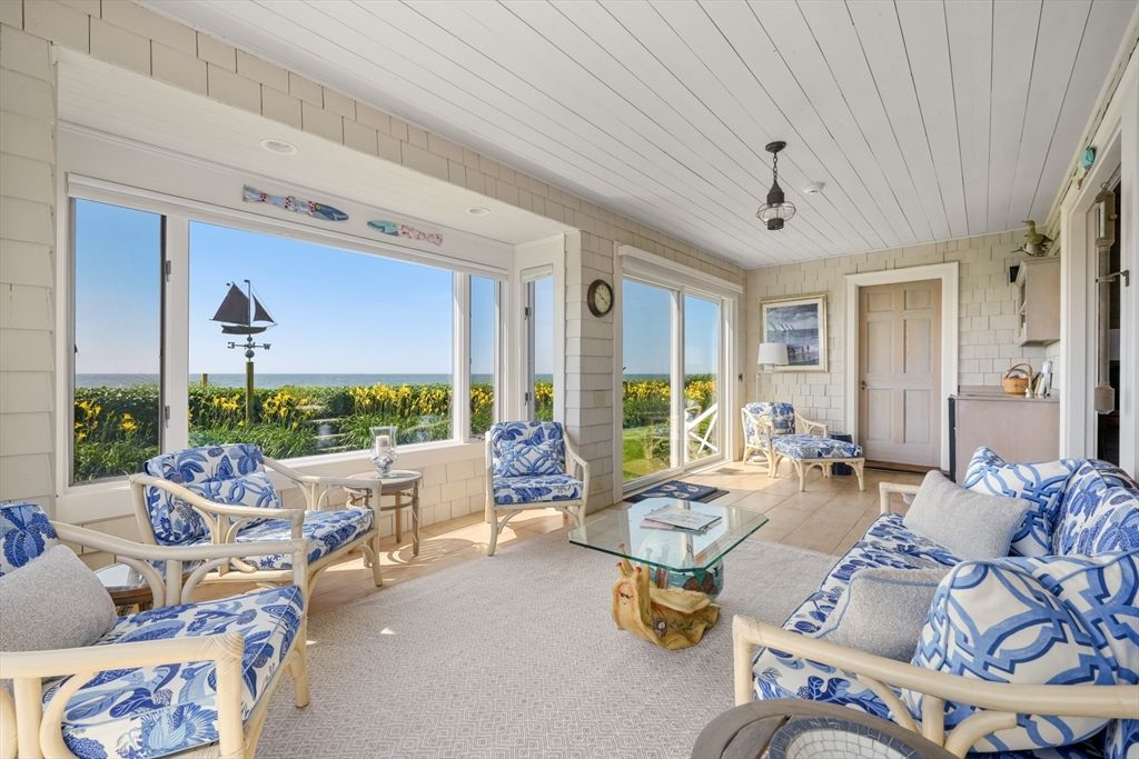 Interior, Living room, Water