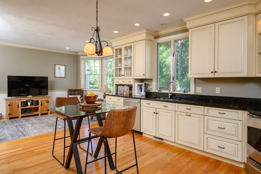 Dining room, Interior, Kitchen, Pendant Lights, Recessed Lighting, Wood Texture Flooring