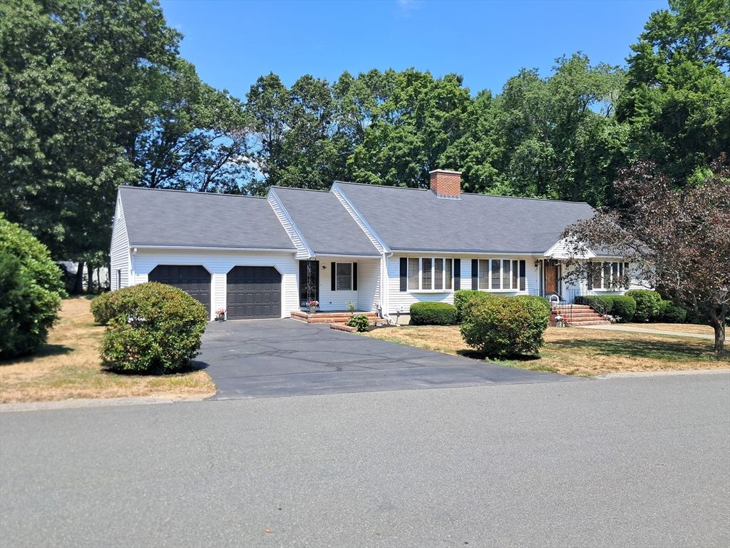 Attached, Exterior, Facade, Cape Cod
