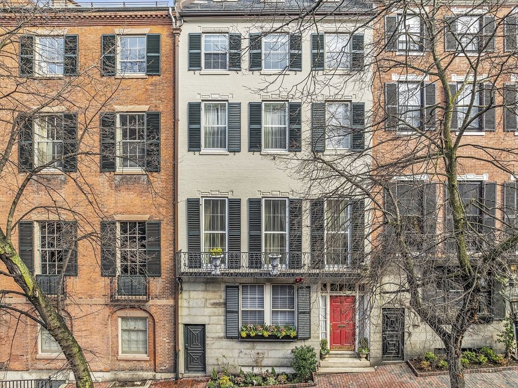 Exterior, Facade, Brick Facade, Rowhouse