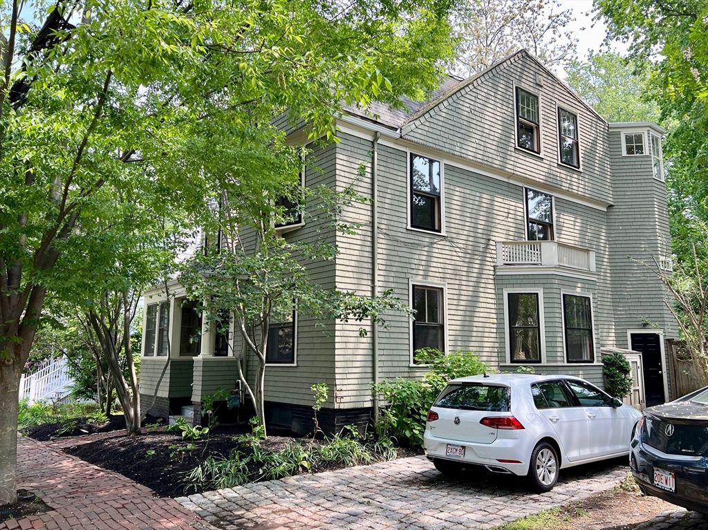 Exterior, Facade, Rowhouse