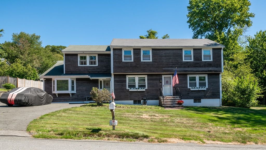 Exterior, Facade, Raised Ranch