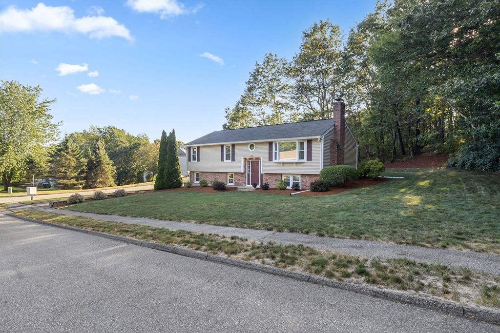 Backyard, Exterior, Facade, Raised Ranch