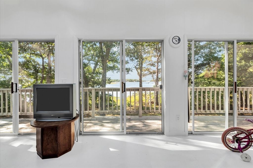 Interior, Sun Room, Water