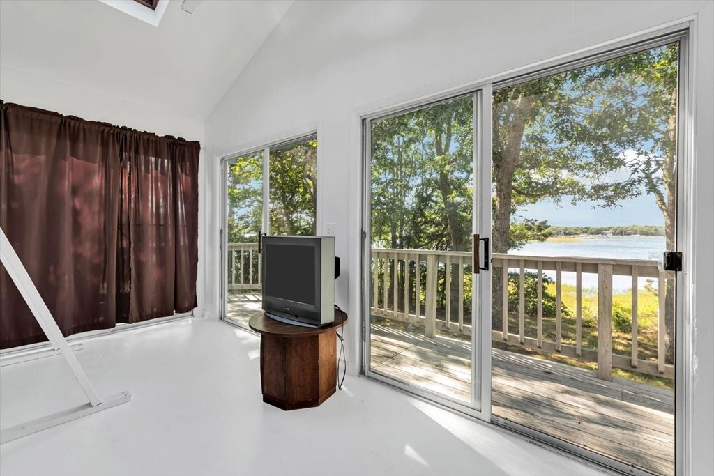 Interior, Sun Room, Water