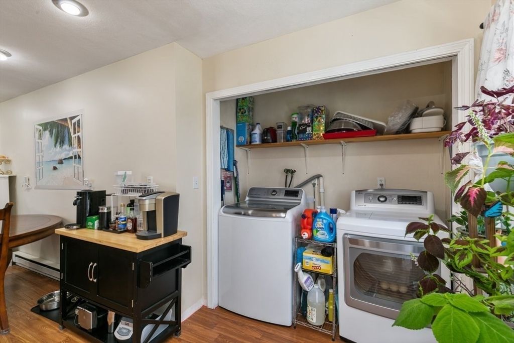 Interior, Recessed Lighting, Washer, Wood Texture Flooring