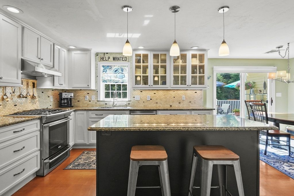Dining room, Interior, Kitchen, Pendant Lights, Recessed Lighting, Wood Texture Flooring