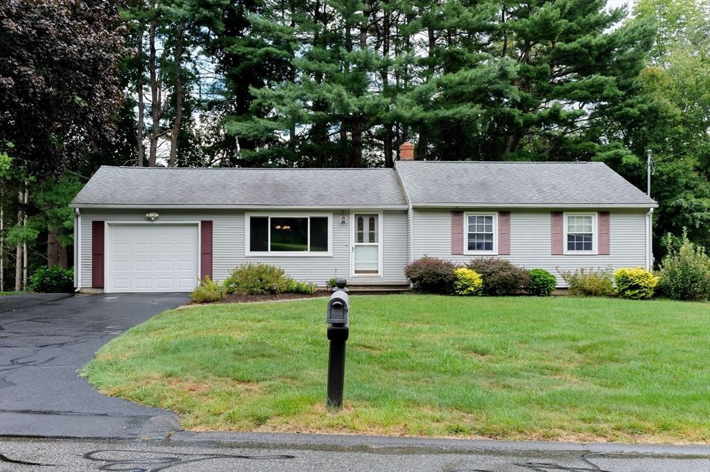 Attached, Exterior, Facade, Ranch