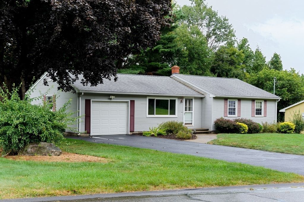 Attached, Exterior, Facade, Ranch