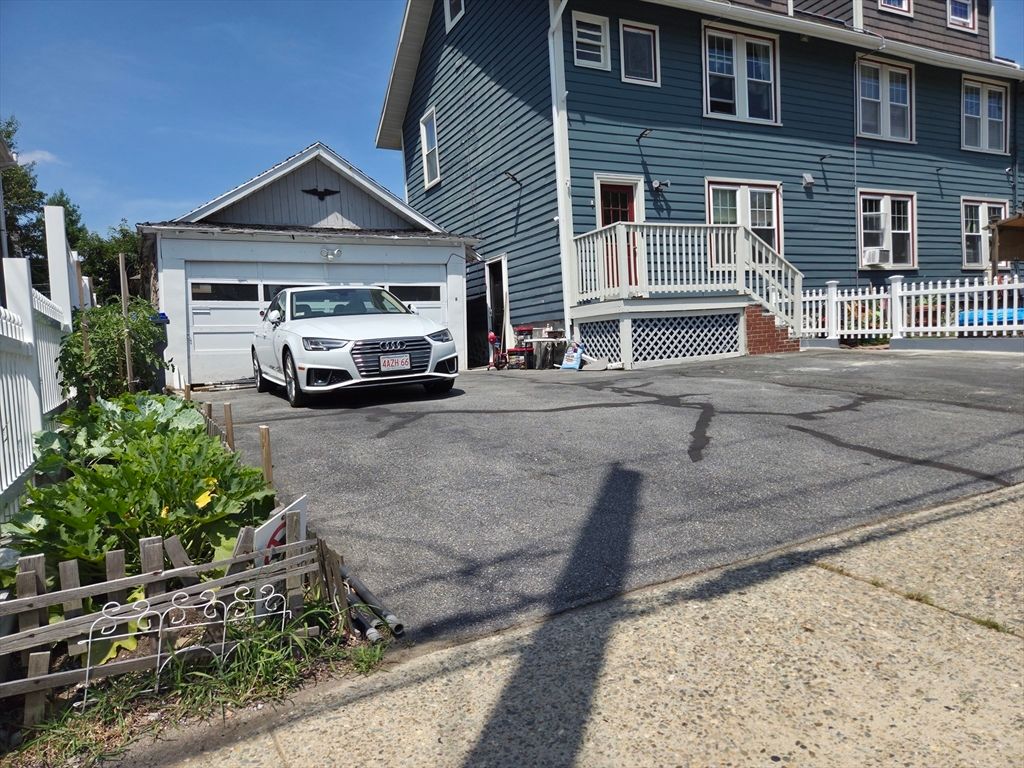 Attached, Exterior, Facade, Rowhouse