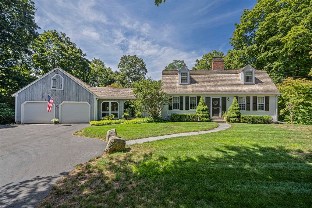 Attached, Exterior, Facade, Cape Cod