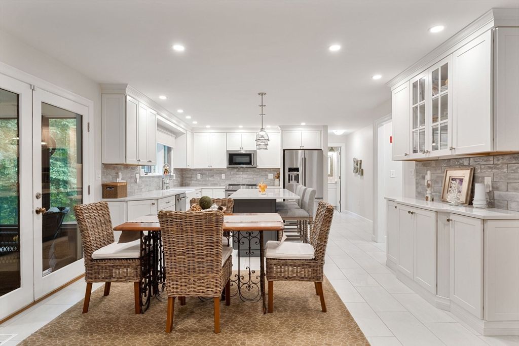 Dining room, Interior, Kitchen, Pendant Lights, Recessed Lighting, Stainless Steel Appliances