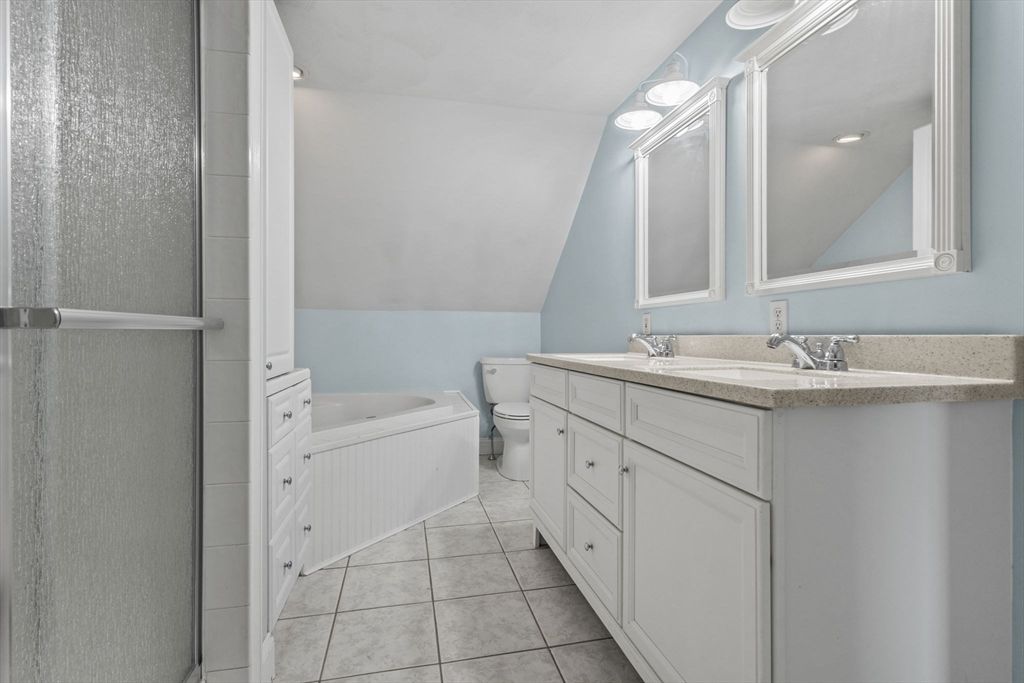 Bathroom, Dual Sink Vanities, Interior, Recessed Lighting