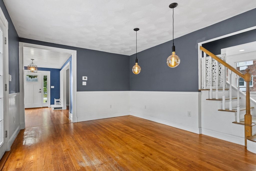 Empty room, Interior, Pendant Lights, Wood Texture Flooring