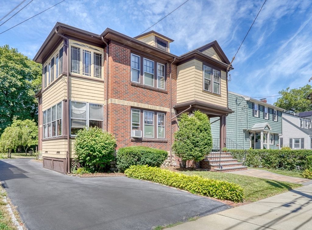 Exterior, Facade, Brick Facade, Queen Anne Victorian