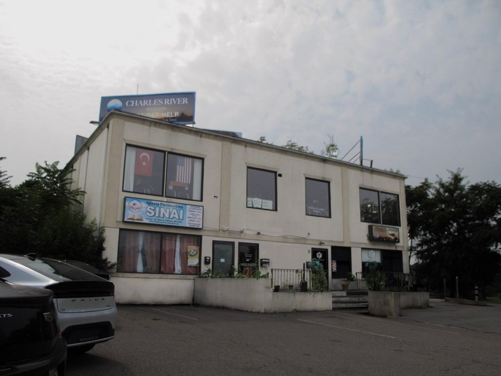 Exterior, Facade, Modern