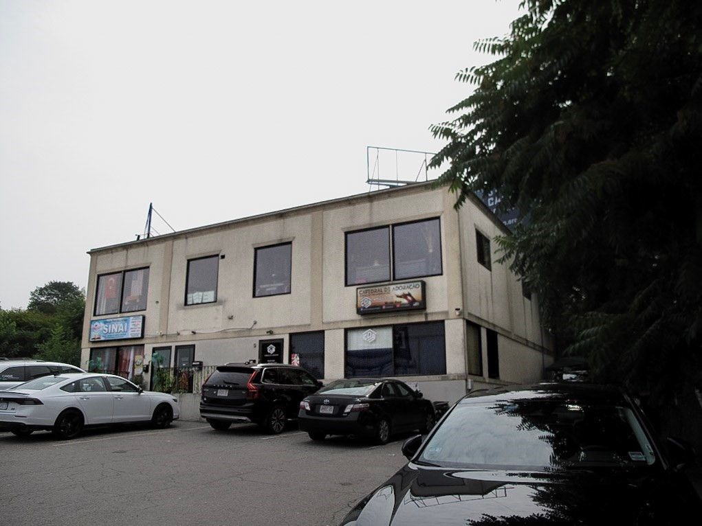 Exterior, Facade, Modern