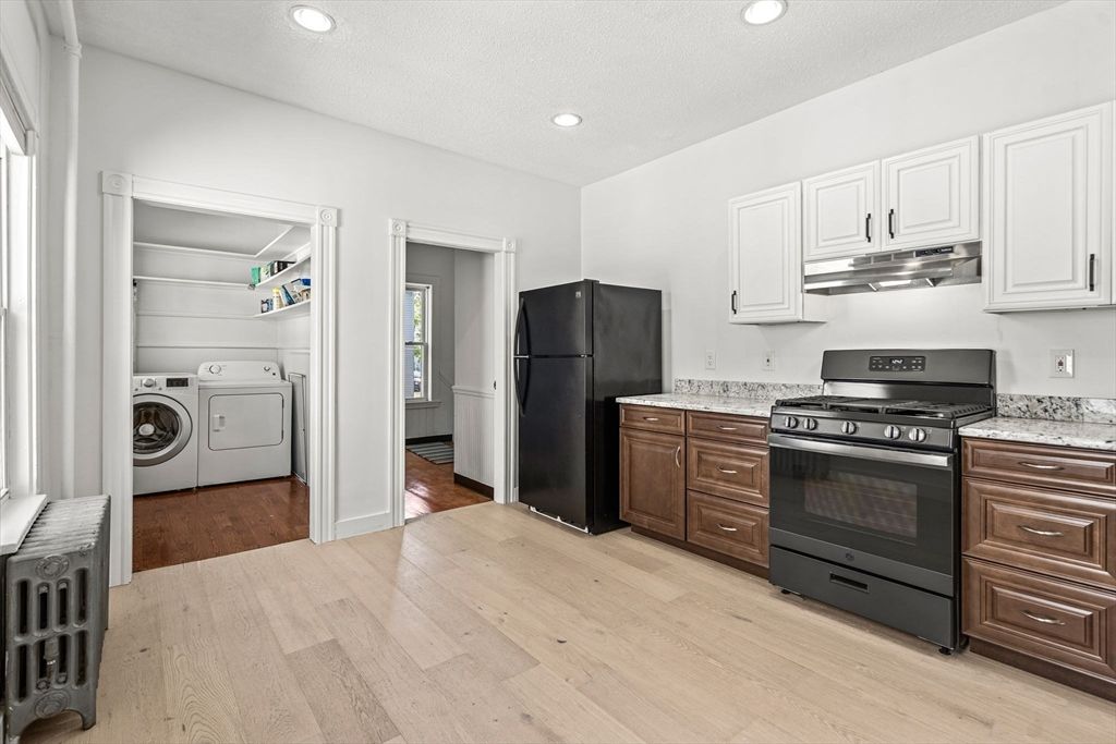 Interior, Recessed Lighting, Washer, Wood Texture Flooring