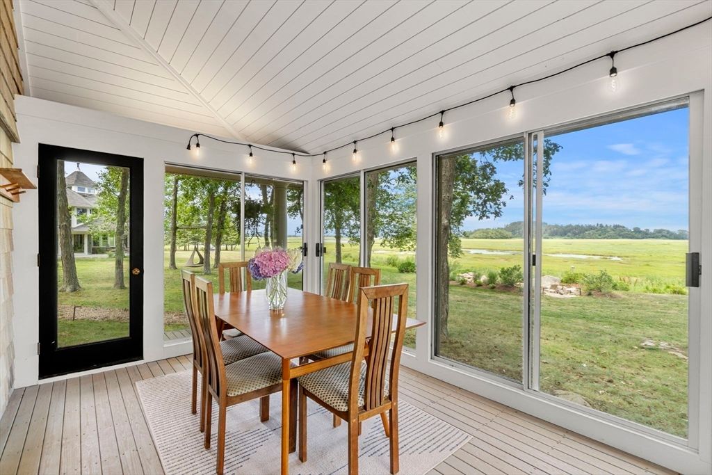 Dining room, Interior, Sun Room, Wood Texture Flooring