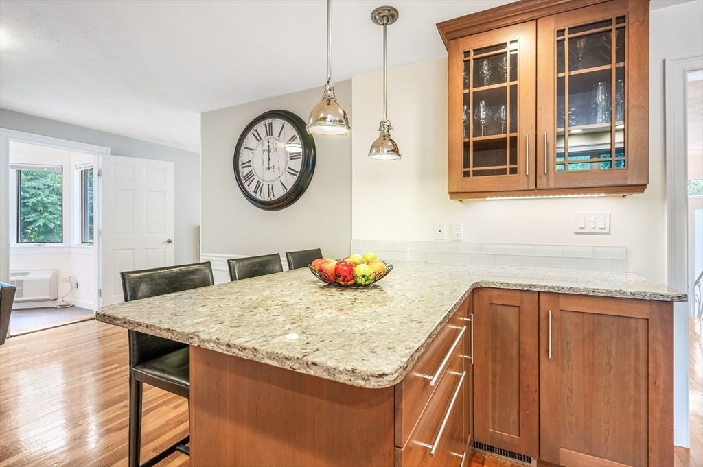 Interior, Pendant Lights, Wood Texture Flooring