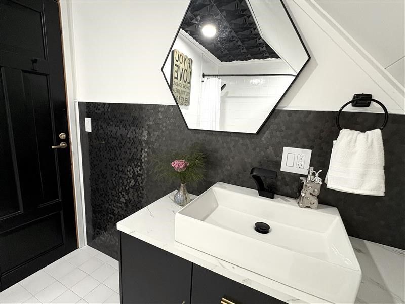 Bathroom, Interior, Recessed Lighting
