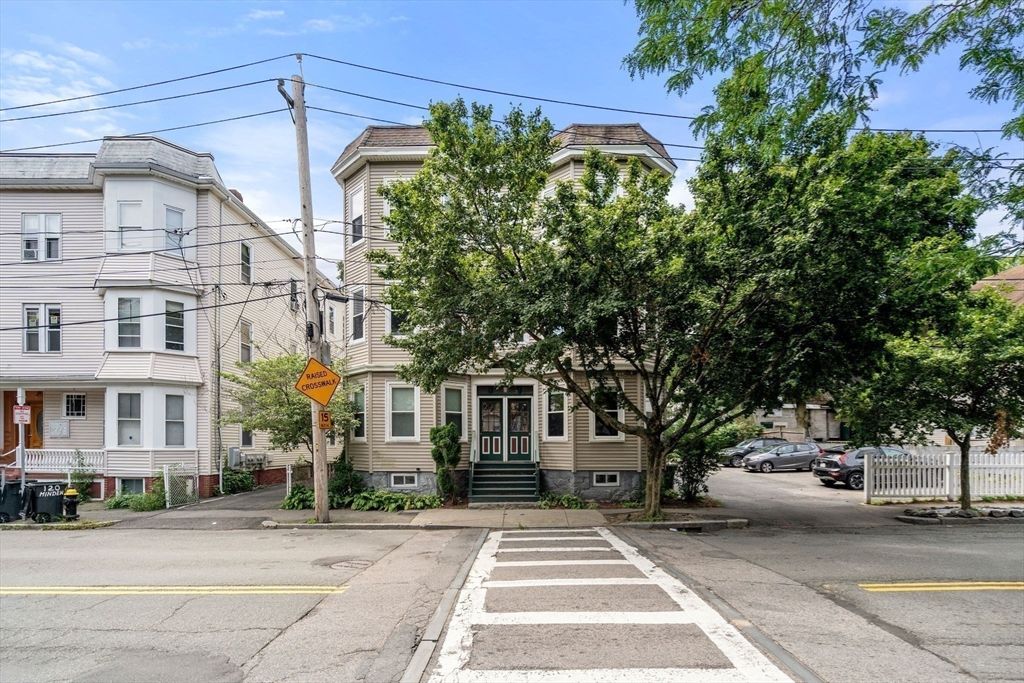 Exterior, Facade, Rowhouse