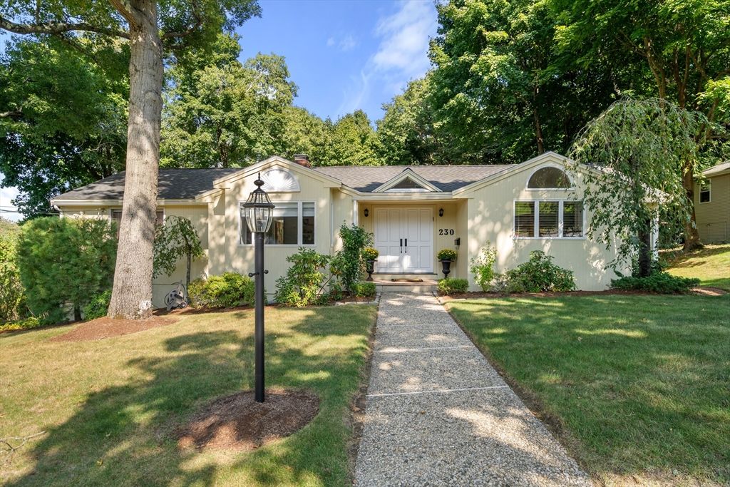 Exterior, Facade, Ranch