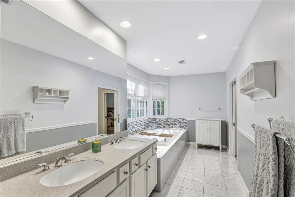 Bathroom, Dual Sink Vanities, Interior, Recessed Lighting