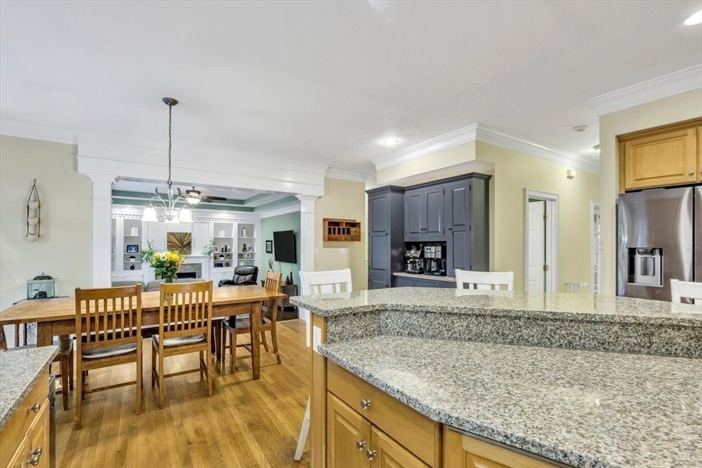 Dining room, Interior, Kitchen, Pendant Lights, Recessed Lighting, Wood Texture Flooring