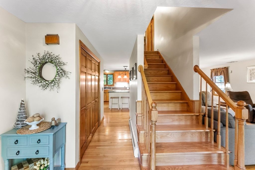 Interior, Pendant Lights, Wood Texture Flooring