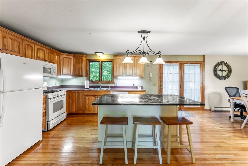 Interior, Kitchen, Pendant Lights, Wood Texture Flooring