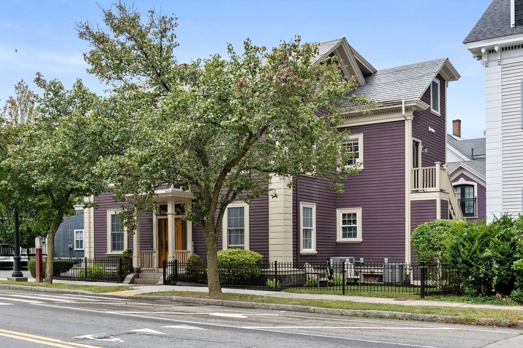 Exterior, Facade, Queen Anne Victorian