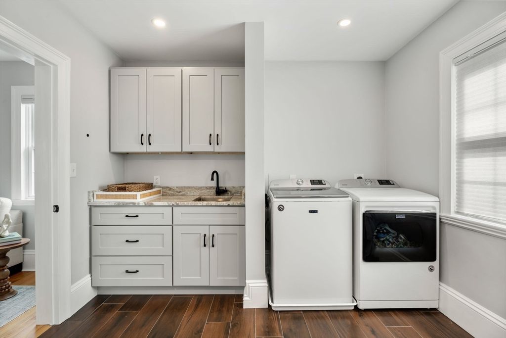 Interior, Recessed Lighting, Washer, Wood Texture Flooring