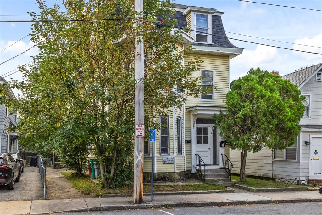 Exterior, Facade, Queen Anne Victorian