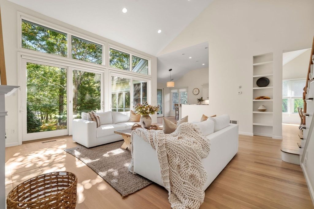 Interior, Living room, Pendant Lights, Recessed Lighting, Wood Texture Flooring