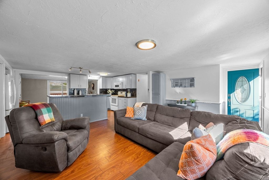 Interior, Kitchen, Living room, Recessed Lighting, Wood Texture Flooring