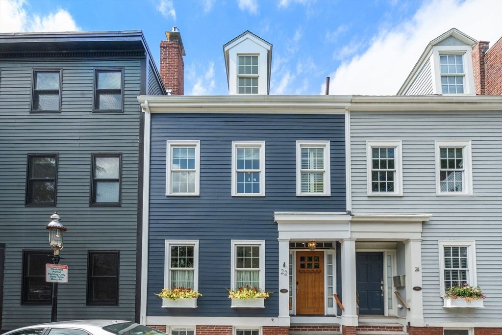 Exterior, Facade, Rowhouse