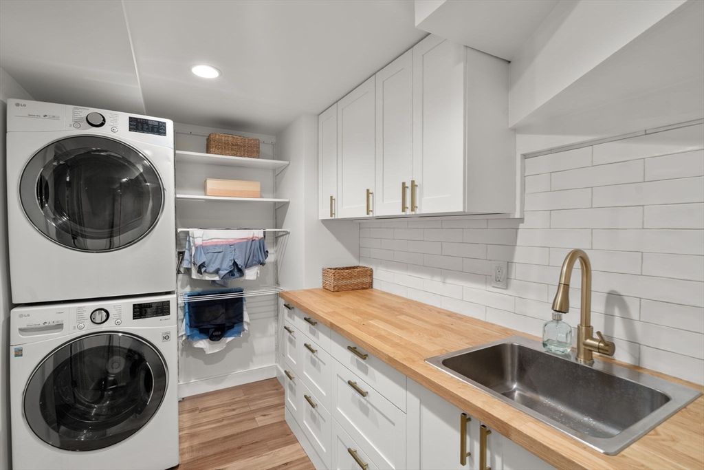 Interior, Recessed Lighting, Washer, Wood Texture Flooring