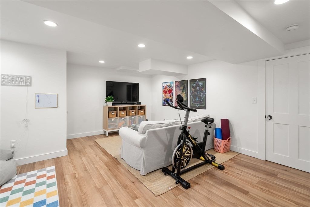 Fitness Equipment, Interior, Recessed Lighting, Wood Texture Flooring
