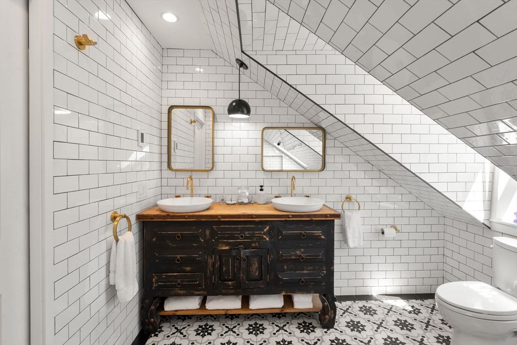Bathroom, Dual Sink Vanities, Interior, Recessed Lighting